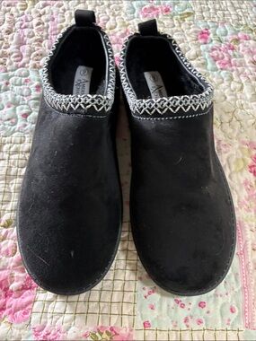 American Exchange Black Slip-On Suede-Look Mens Slippers with Decorative Trim